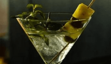 clear_cocktail_glass_with_martini-vodka_and_sliced_lemon